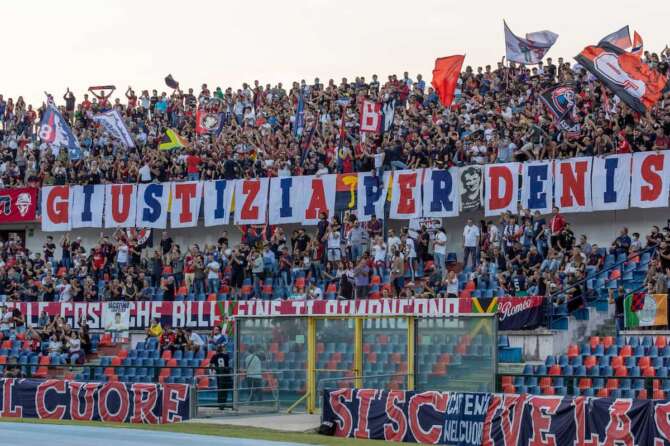 Foto Francesco Arena/LaPresse 25 Settembre 2021 Cosenza(CS) Italia sport calcio Cosenza vs Crotone- Campionato di calcio Serie BKT 2021/2022 – Stadio San Vito-Marulla. Nella foto:Ultra per Bergamini Photo Francesco Arena/LaPresse September 25, 2021 Cosenza (CS) Italy sport soccer Cosenza vs Crotone- Italian Football Championship League BKT 2021/2022 -San Vito-Marulla stadium. In the pic: Ultra for Bergamini