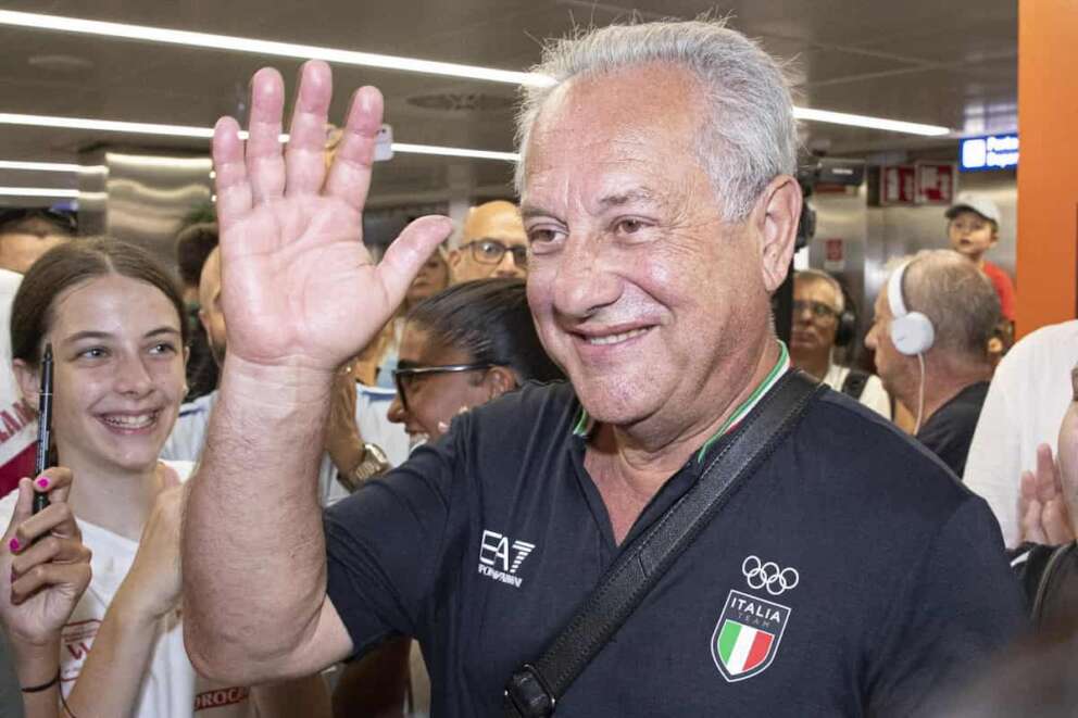 Nella foto Julio Velasco Milano – Italia – Cronaca Lunedì, 12 Agosto, 2024 (Foto di Marco Ottico/Lapresse) Arrival at Linate of the women’s volleyball team that won gold at the Paris 2024 Olympics Milan, Italy – News Monday, 12 August, 2024 (Photo by Marco Ottico/Lapresse)