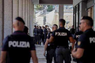 “Polizia italiana razzista, presi di mira rom e africani”: la denuncia del Consiglio d’Europa a politica e forze dell’ordine