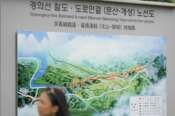 A visitor walks by a map of railroad and road between two Koreas cities, South’s Munsan and North’s Kaesong, at the Imjingak Pavilion in Paju, South Korea, Tuesday, Oct. 15, 2024. (AP Photo/Lee Jin-man) Associated Press/LaPresse