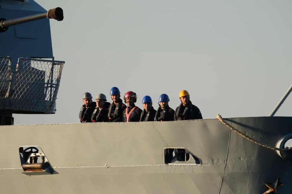 Security official stands on the Italian navy ship Libra as it arrives at the port of Shengjin, northwestern Albania Wednesday, Oct. 16, 2024, carrying the first group of migrants who were intercepted in international waters. (AP Photo/Vlasov Sulaj) associated Press / LaPresse Only italy and Spain