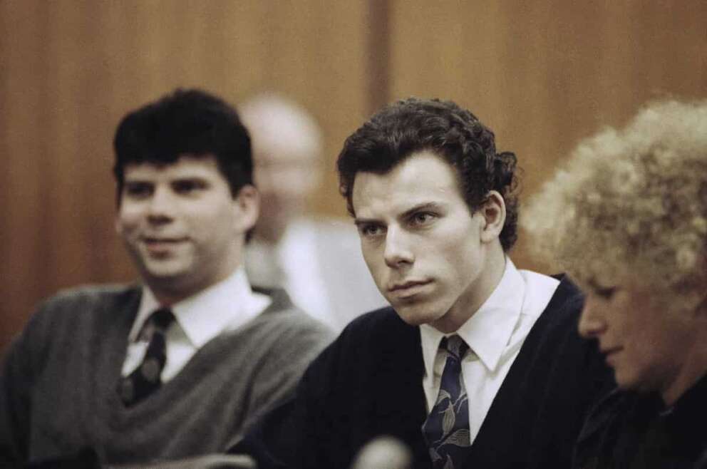 FILE – Lyle, left, and Erik Menendez sit with defense attorney Leslie Abramson, right, in Beverly Hills Municipal Court during a hearing, Nov. 26, 1990. (AP Photo/Nick Ut, File) Associated Press / LaPresse Only italy and spain