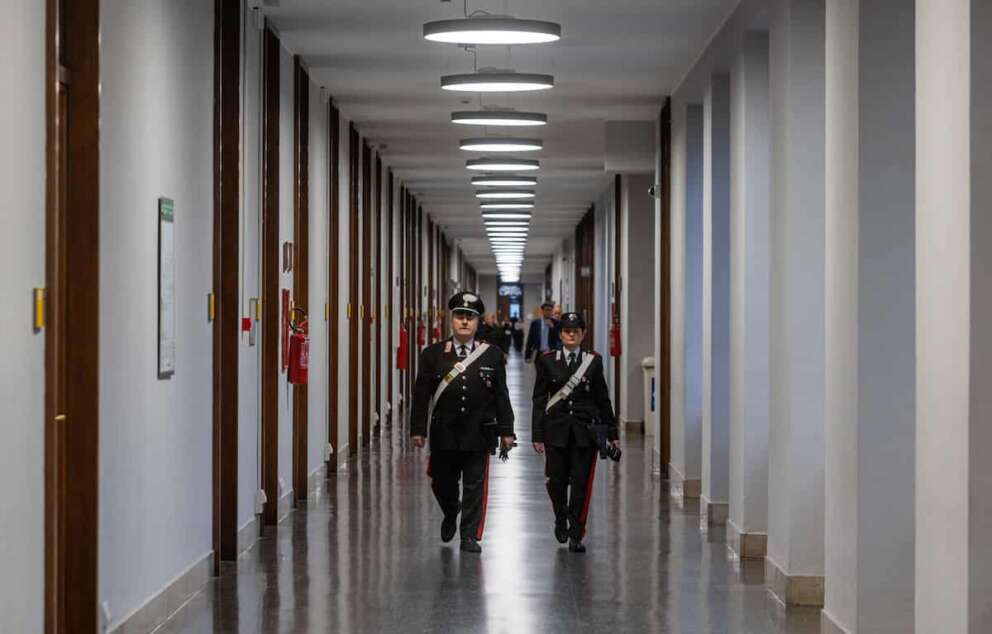 Carabinieri in un corridoio della Procura della Repubblica. Conferenza stampa in Procura su misure cautelari sequestro di società per esfiltrazione dati e informazioni sensibili – Milano, Italia – Sabato, 26 Ottobre 2024 (foto Stefano Porta / LaPresse) Press conference at the Prosecutor’s Office on precautionary measures for the seizure of companies for exfiltration of sensitive data and information – Milan, Italy – Saturday, 26 October 2024 (photo Stefano Porta / LaPresse)