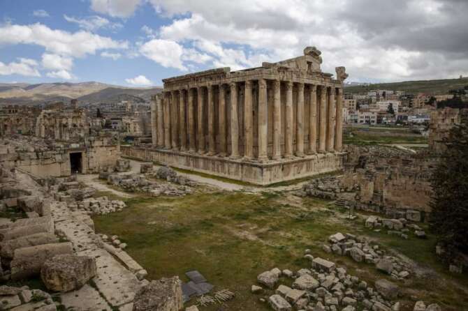 Israele bombarda il nord del Libano, raid a Baalbek dopo l’ordine di evacuazione: la città ospita un sito Unesco