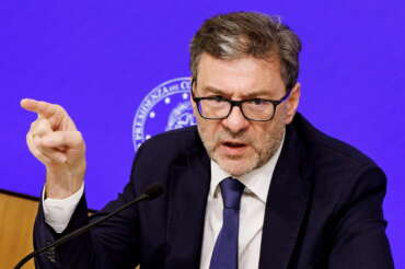 Manovra 2025, tutte le misure da 30 miliardi: Irpef, pensioni, assegno unico e bonus bebè, “contributo” per le banche