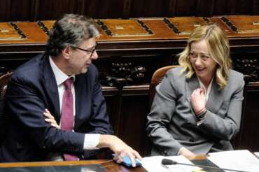 Manovra, dalle banche 3-4 miliardi di “contributo” e tagli ai Ministeri: vince la linea Giorgetti