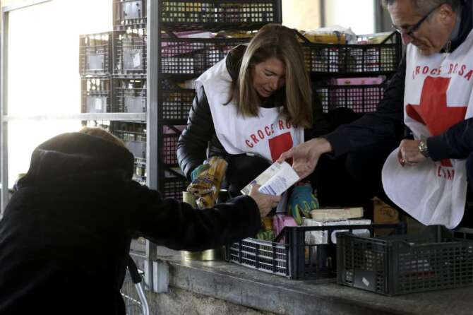 Povertà, 2023 da record tra i minori e boom anche tra lavoratori dipendenti e operai: italiani sempre più in difficoltà