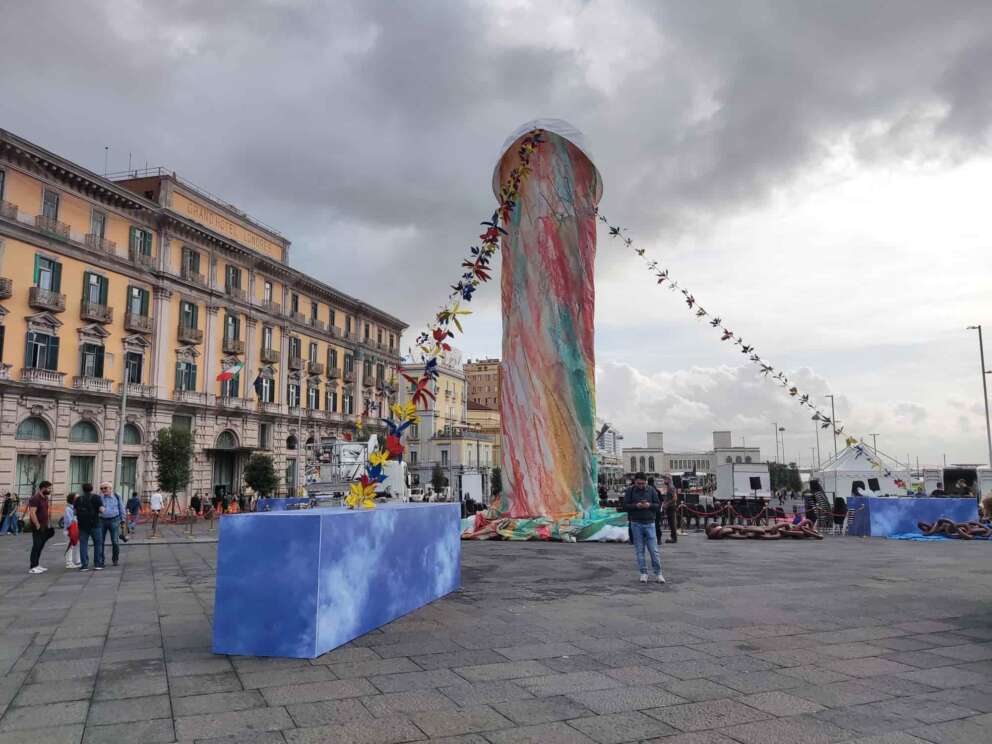 Che rappresenta il Pulcinella in piazza Municipio a Napoli e chi è l’artista Gaetano Pesce