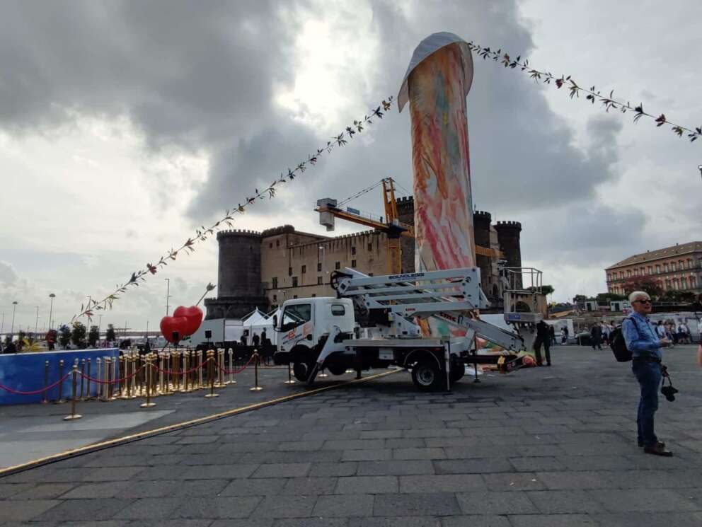 Che rappresenta il Pulcinella in piazza Municipio a Napoli e chi è l’artista Gaetano Pesce