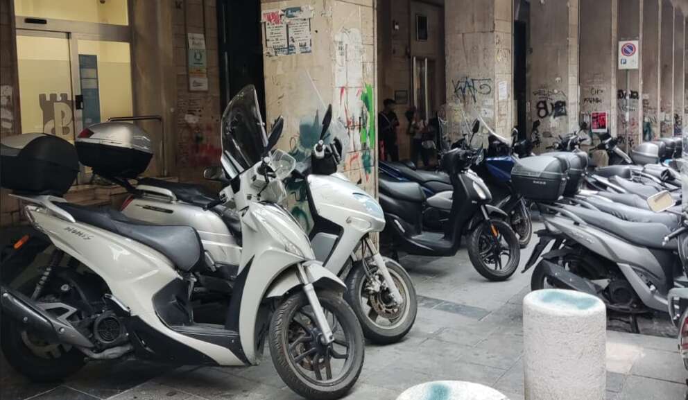 Scooter parcheggiati sul marciapiede di via San Giacomo