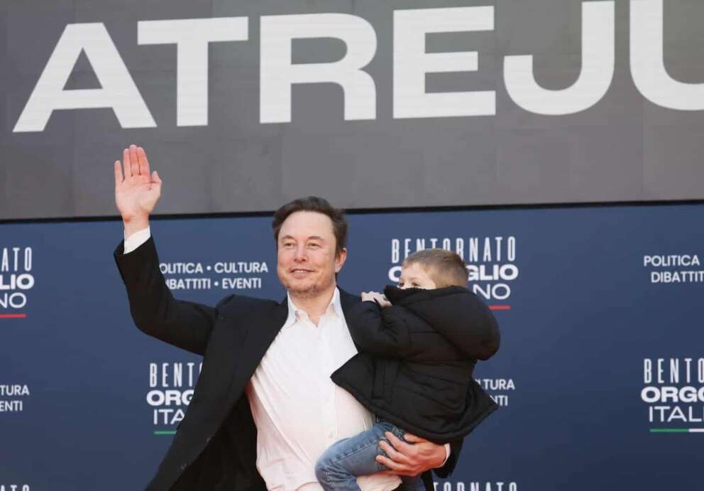 Foto Cecilia Fabiano/LaPresse 16 Dicembre 2023 Roma, Italia – Politica – Atreju 2023 , Elon Musk ospite alla festa di Fratelli D’Italia Nella foto: Elon Musk con il figlio December 16 , 2023 Roma, Italy – Politics – Politics – Elon Musk guest speaker at Fratelli D’Italia party In the photo: Elon Musk