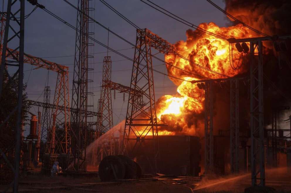 Ucraina al buio, raid russi contro le infrastrutture energetiche di Kiev: un milione di abitanti senza luce