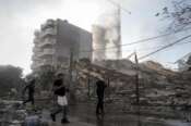 Residents run as smoke rises from a building that collapsed after it was hit by an Israeli airstrike in Chiyah, south of Beirut, Lebanon, Sunday, Nov. 17, 2024. (AP Photo/Bilal Hussein) Associated Press/LaPresse