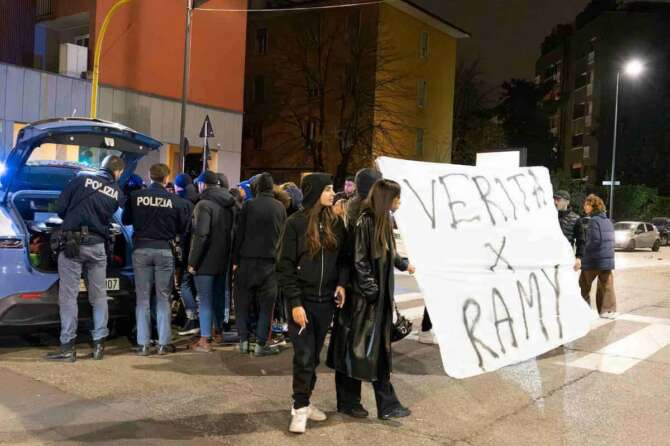 Striscione alla manifestazione non autorizzata per la morte di Ramy Elgaml il diciannovenne morto a Corvetto dopo aver forzato un blocco della polizia a Milano, Italia – 24 novembre 2024 (Foto Claudia Vanacore/LaPresse)