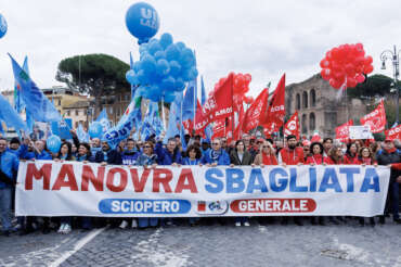 Un momento della manifestazione organizzata da Cgil e Uil in occasione dello sciopero generale contro la legge di Bilancio, Roma, Venerdì, 29 Novembre 2024 (Foto Roberto Monaldo / LaPresse)

A moment of the demonstration organized by the Cgil and Uil unions against the Budget law, Rome, Friday, November 29, 2024 (Photo by Roberto Monaldo / LaPresse)