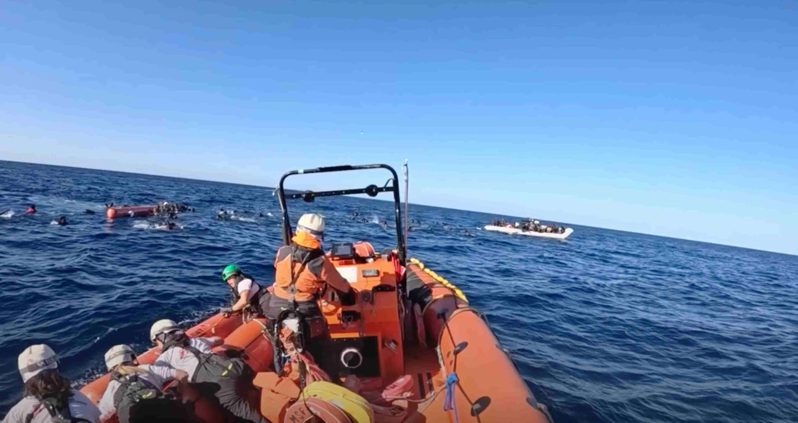 I libici sparano, il mandato è italiano: così la “Guardia costiera” apre il fuoco e sequestra donne e bambini