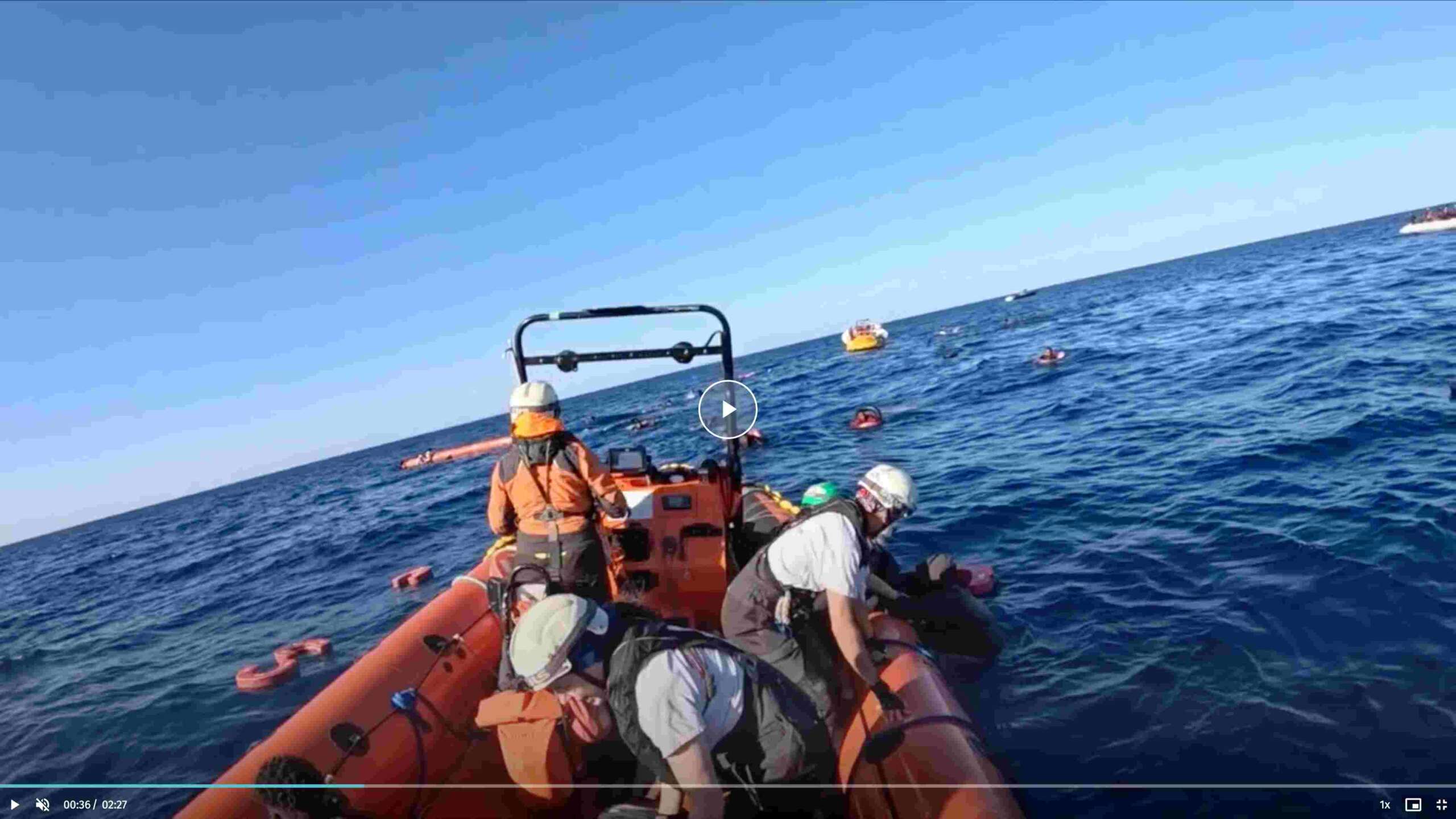 I libici sparano, il mandato è italiano: così la “Guardia costiera” apre il fuoco e sequestra donne e bambini