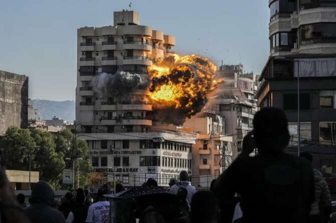 Israele bombarda Gaza e Beirut, in Libano raso al suolo palazzo di 8 piani: almeno 19 morti nella Striscia