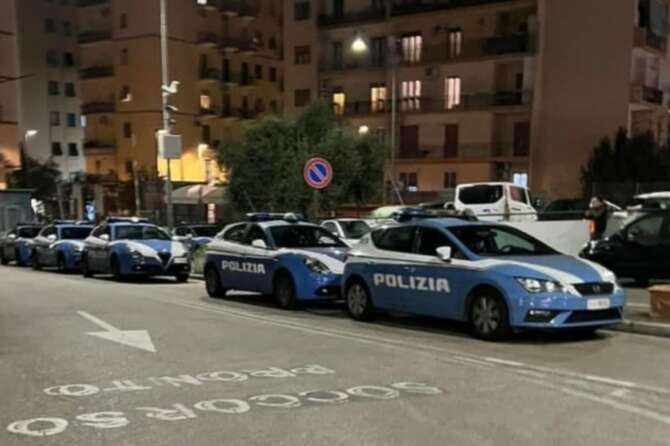 Napoli: maneggia una pistola, parte un colpo e ferisce la figlia di 7 anni