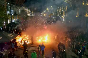 La Georgia guarda a Mosca, stop ai colloqui di adesione all’Ue: esplode la protesta di piazza