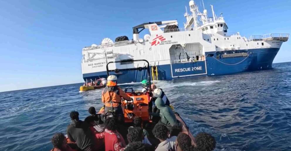 I libici sparano, il mandato è italiano: così la “Guardia costiera” apre il fuoco e sequestra donne e bambini