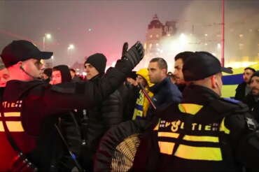 Cos’è successo ad Amsterdam: bandiere palestinesi strappate e caccia al tifoso israeliano, gli scontri per Ajax-Maccabi Tel Aviv