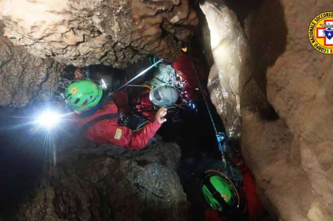 Foto Ufficio stampa Corpo Nazionale Soccorso Alpino e Speleologico/LaPresse 4 luglio 2023 Bergamo, Italia – cronaca – Salvata dal Soccorso Alpino la speleologa bloccata da domenica nella grotta Bueno Fonteno, in provincia d Bergamo DISTRIBUTION FREE OF CHARGE – NOT FOR SALE