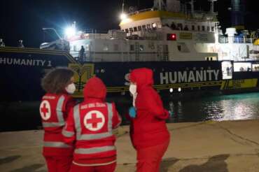 Operazioni di sbarco per la Humanity 1 (imbarcazione della ong Sos Humanity) con a bordo 77 migranti, tra cui 3 minori non accompagnati a Crotone, Italia – Cronaca – Mercoledì 4 Marzo 2024 ( Photo by Antonino D\’Urso / LaPresse ) Unboarding operations for the Humanity 1 (Sos Humanity NGO boat) carrying 77 migrants, including 3 unaccompanied minors in Crotone, South Italy – News- Wednesday, March 4, 2024 ( Photo by Antonino D\’Urso / LaPresse )