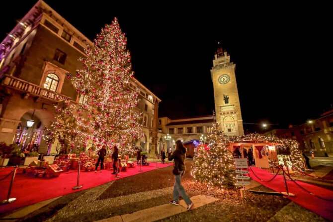 Foto Manzoni Tiziano/LaPresse 30-11-2023 Bergamo Italia- Cronaca Ruota Panoramica Natale 2023 albero Natale casa di Babbo Natale piazza sentierone