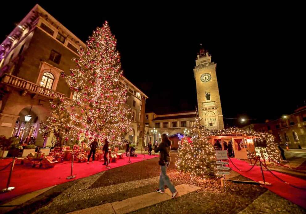 Foto Manzoni Tiziano/LaPresse 30-11-2023 Bergamo Italia- Cronaca Ruota Panoramica Natale 2023 albero Natale casa di Babbo Natale piazza sentierone