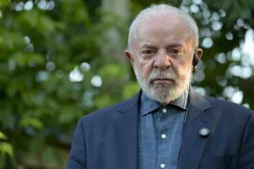 Brazil’s President Luiz Inacio Lula da Silva stands outside Uruguayan former Jose “Pepe” Mujica’s home during a visit, in Montevideo, Uruguay, Thursday, Dec. 5, 2024. (AP Photo/Santiago Mazzarovich) Associated Press / LaPresse Only italy and Spain