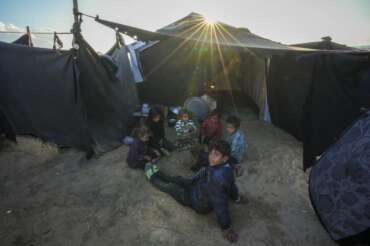 Bimbi di Terra Santa senza un grotta per ripararsi: l’infanzia violata da bombe e odio a Gaza e nei kibbutz