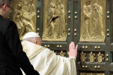 Papa Francesco apre il Giubileo nel segno della speranza: “Bambini mitragliati e bombe su ospedali, sogniamo un mondo nuovo”