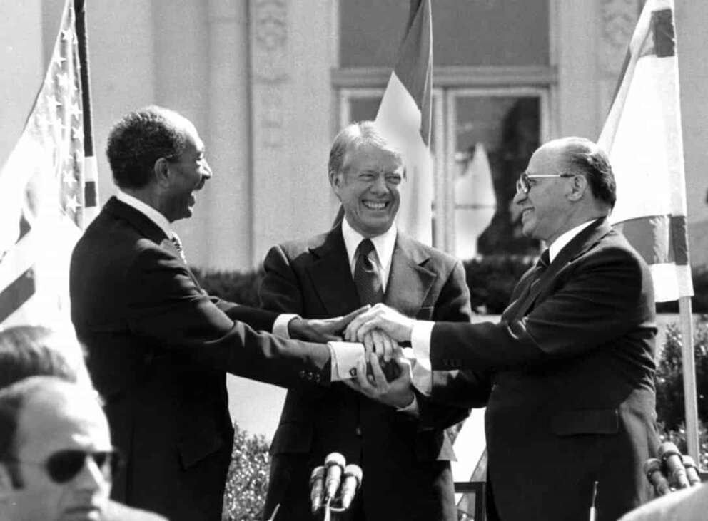 FILE – Egyptian President Anwar Sadat, left, U.S. President Jimmy Carter, center, and Israeli Prime Minister Menachem Begin clasp hands on the north lawn of the White House after signing the peace treaty between Egypt and Israel, March 26, 1979, in Washington. (AP Photo/ Bob Daugherty, File) Associated Press/LaPresse