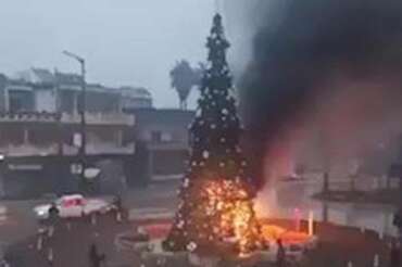 Albero di Natale incendiato, i cristiani protestano a Damasco: paura sul futuro della nuova Siria