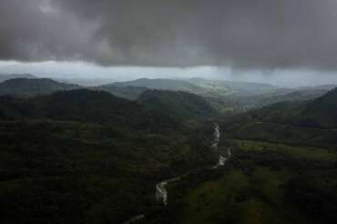 Fotografata la tribù più isolata al mondo: i Massaco nell’Amazzonia brasiliana resistono a taglialegna, allevatori e narcos