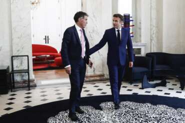 Francia, i socialisti aprono al “governo di interesse nazionale” di Macron: rottura con Mélénchon