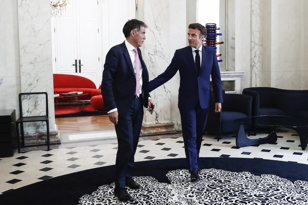 Francia, i socialisti aprono al “governo di interesse nazionale” di Macron (ma con un loro premier): rottura con Mélenchon