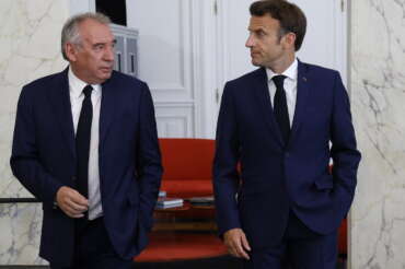 Francia, Macron sceglie il centristra Bayroy per il governo: aperture da destra, Mélenchon per una nuova sfiducia