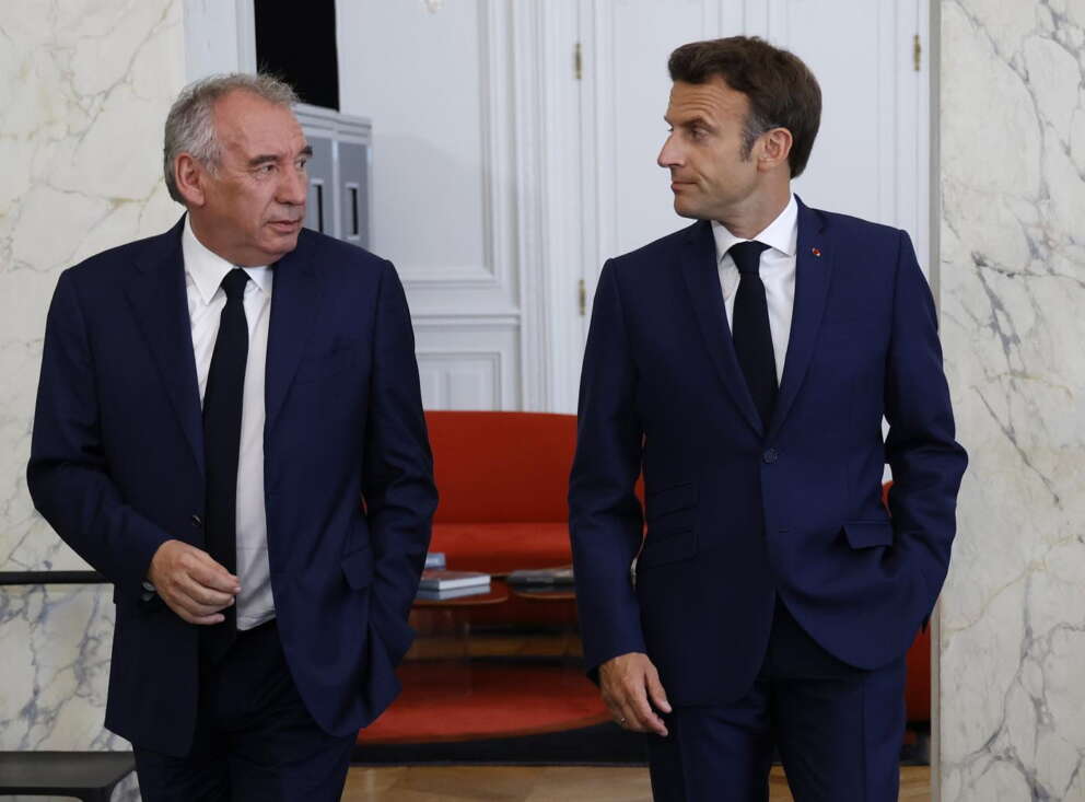 Francia, Macron sceglie il centristra Bayroy per il governo: aperture da destra, Mélenchon per una nuova sfiducia