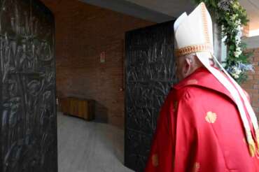 Giubileo, Papa Francesco apre la Porta Santa nel carcere di Rebibbia e dice ai detenuti: “Non perdete la speranza”