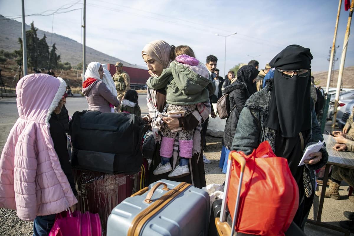 Siria, l’Europa volta le spalle ai profughi: la risposta alla caduta di Assad è congelare le richieste d’asilo