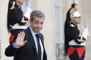 Sarkozy condannato a 3 anni in via definitiva, prima volta per un capo di Stato in Francia: uno con braccialetto elettronico