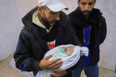 Sila, la neonata morta di freddo in un campo profughi della Striscia di Gaza. Il papà: “Quando ci siamo svegliati il suo corpo era rigido come il legno”