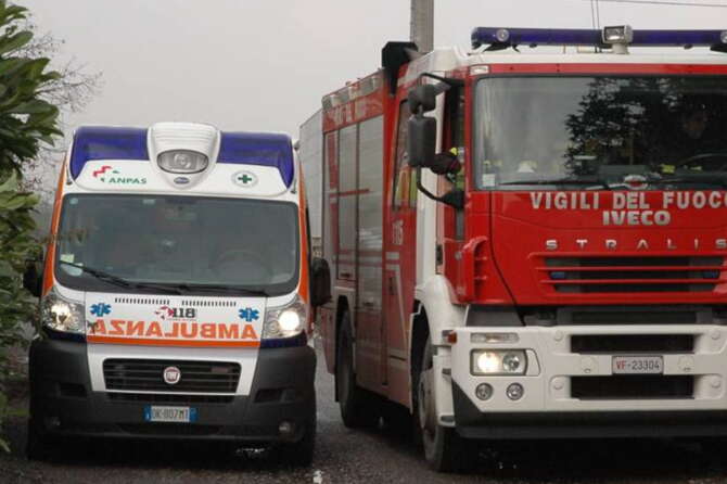 Operaio travolto e ucciso da un albero a Pescia, stava lavorando in strada