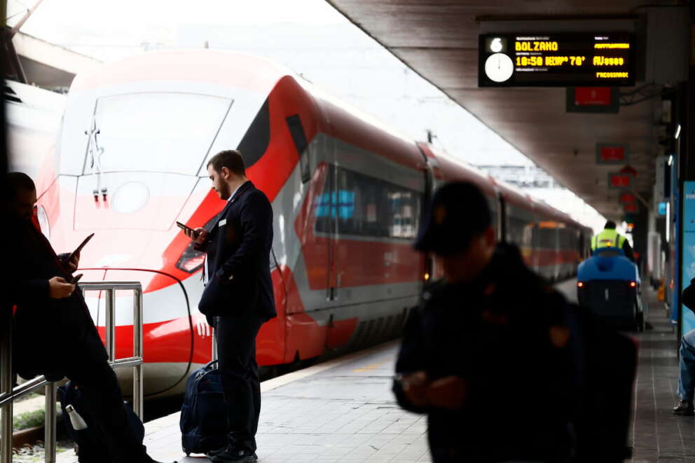 Treni in ritardo, Ferrovie evoca il “complotto” dietro i guasti alla rete: “Incidenti anomali e sospetti”