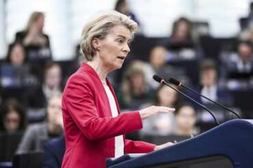 Von der Leyen si prepara alla guerra e spacca l’Italia: destra in ordine sparso, Pd diviso in due